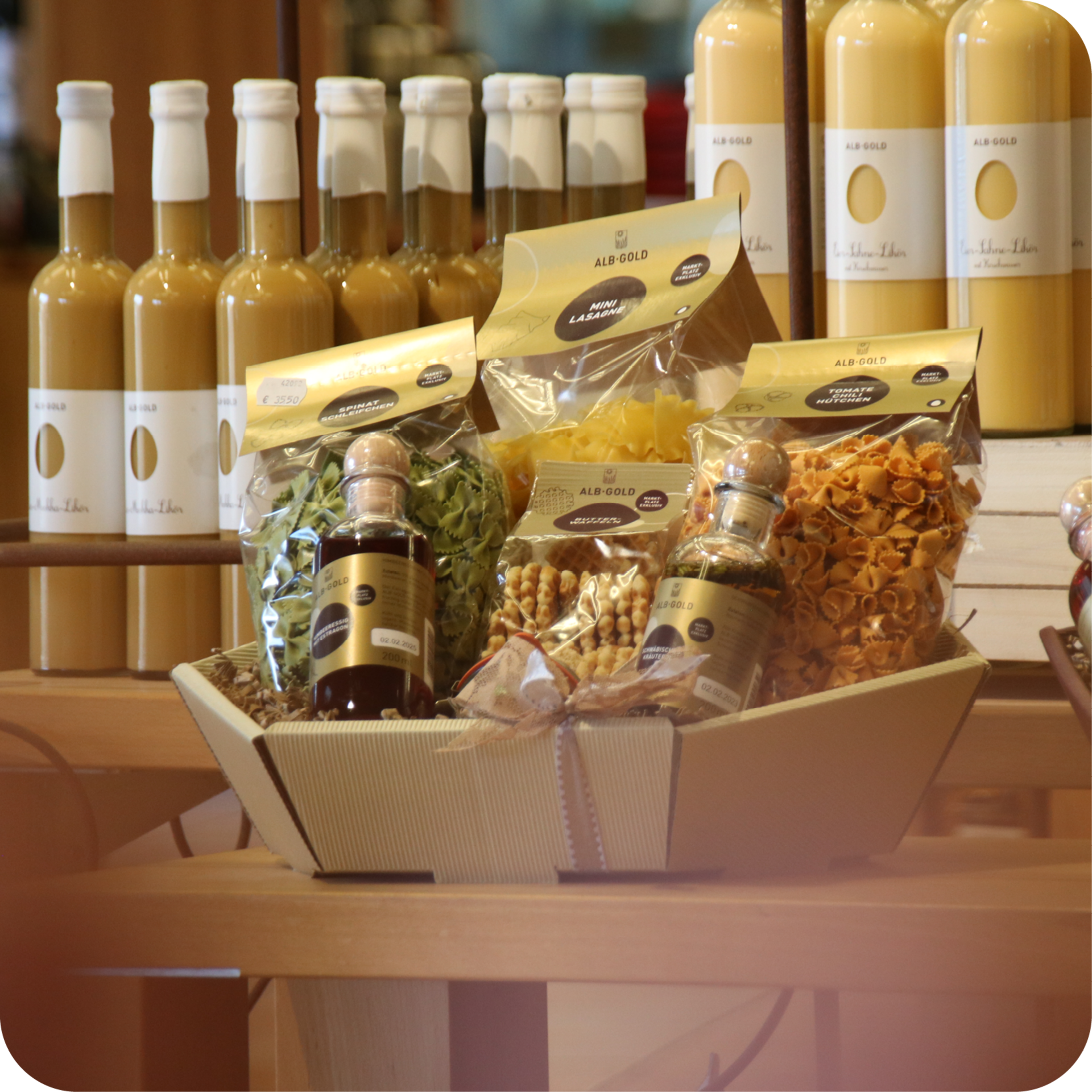 Viele verschiedene Geschenkkörbe werden auf einem Tisch präsentiert.