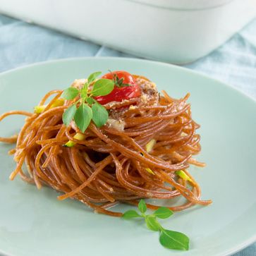 Dinkelvollkorn Spaghetti-Nester mit Zucchini und Tomaten