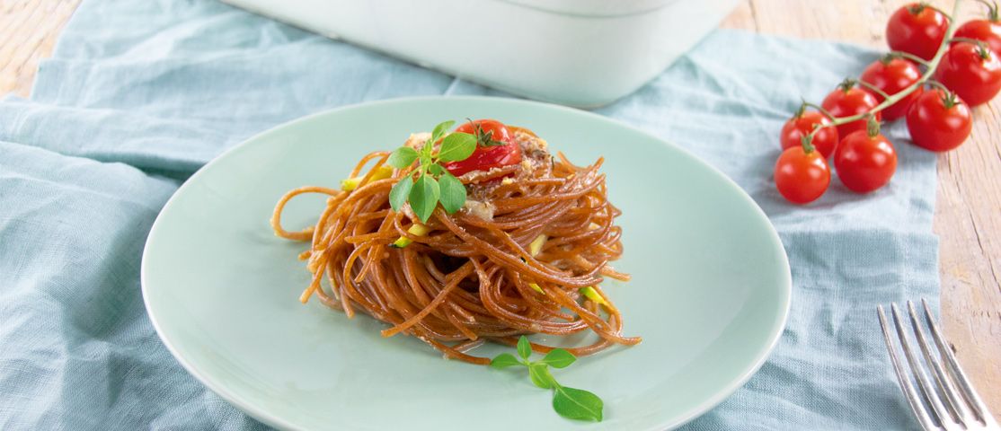 Dinkelvollkorn Spaghetti-Nester mit Zucchini und Tomaten