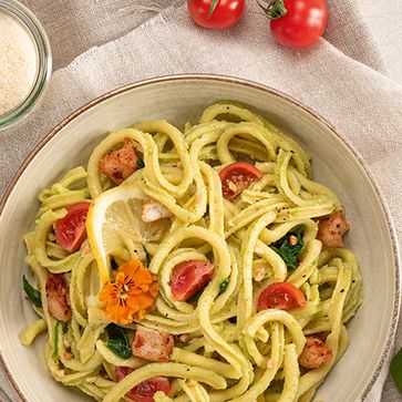 Spätzle mit Spinat-Pesto, Tomaten  und Hähnchen