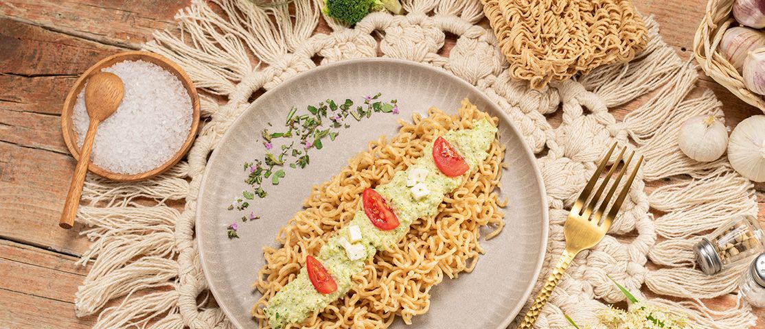 Vollkorn Mie Noodles mit Brokkoli-Feta-Sauce und Tomaten
