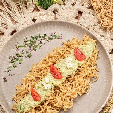 Vollkorn Mie Noodles mit Brokkoli-Feta-Sauce und Tomaten