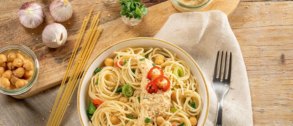 Spaghetti mit Frühlingszwiebel, Hummus und geröstetem Sesam