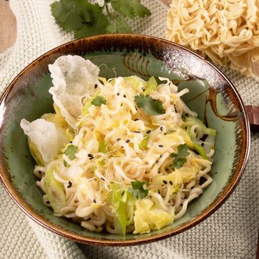 Asiatischer Mie-Noodles-Salat mit Chinakohl