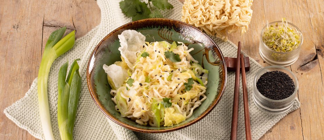 Asiatischer Mie-Noodles-Salat mit Chinakohl