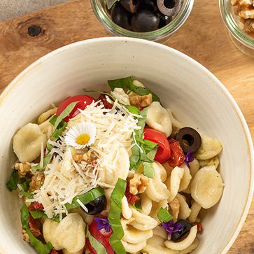Orecchiette-Salat mit Oliven, Walnüssen und Parmesan