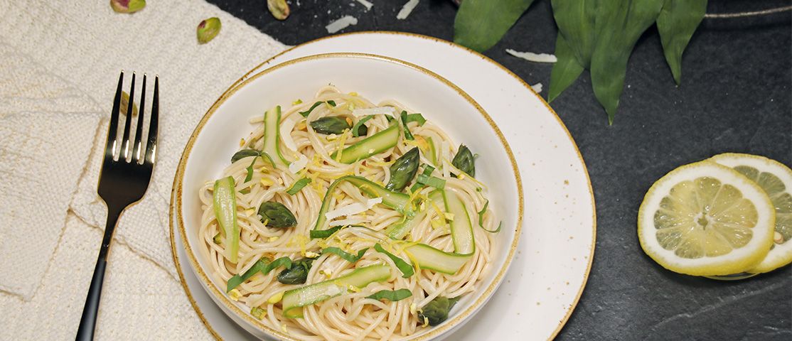 Dinkel Spaghetti mit grünem Spargel und Zitronen-Bärlauchbutter