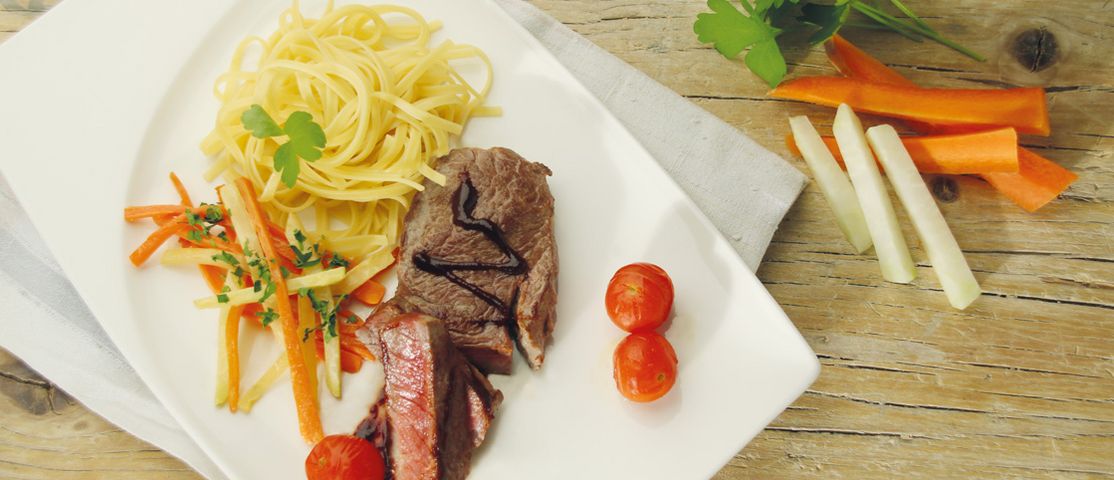 Nudelbänder mit Albbüffel-Steak an Kohlrabi-Karotten-Gemüse