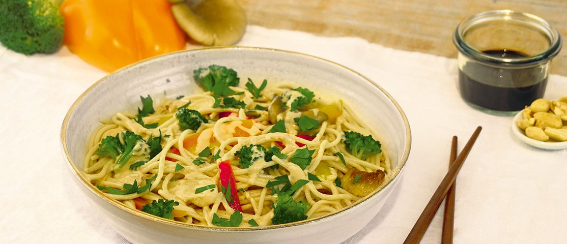 Spaghetti mit buntem Gemüse in Kokosmilchsauce