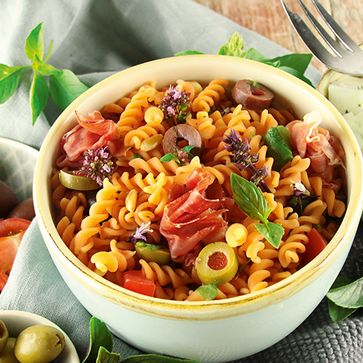 Mediterranean Fusilli-salad with red lentils