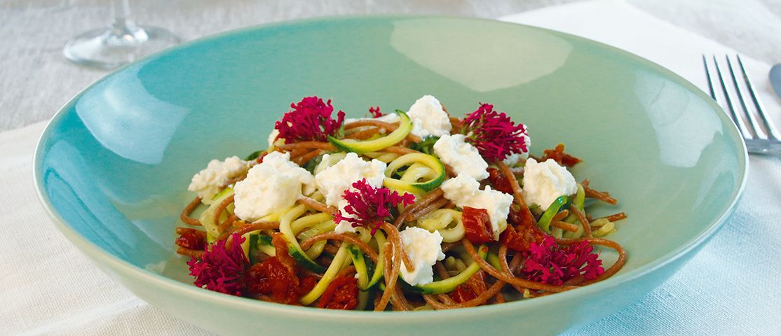 Dinkelvollkorn Spaghetti  mit Zucchini-Zoodles und Ricotta