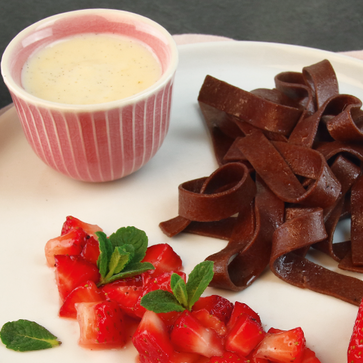 Schoko Nudeln mit Vanillesauce und marinierten Erdbeeren