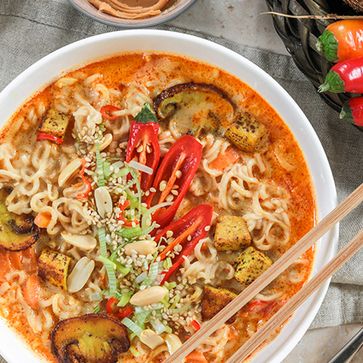 Thai Erdnuss Mie-Noodles Suppe