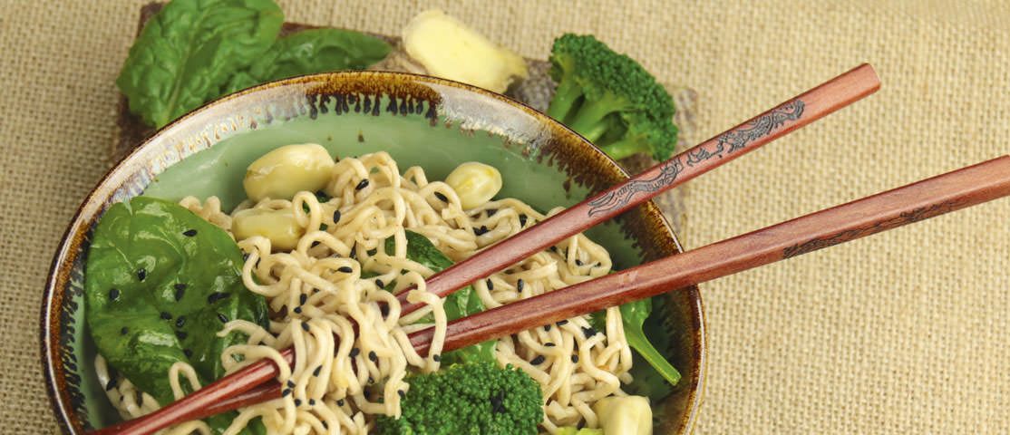Mie-Noodles mit Wokgemüse und Zander