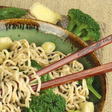 Mie-Noodles mit Wokgemüse und Zander