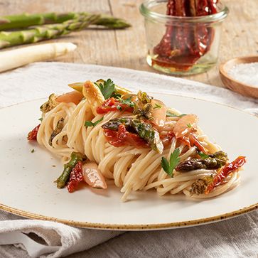 Lauwarmer Dinkel Spaghetti-Salat mit Spargel und Rhabarber